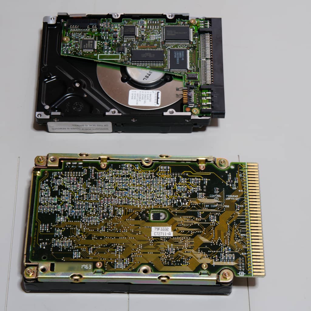 WD-L40 (下)とDJAA-31700 (上)のネジ穴の位置。
