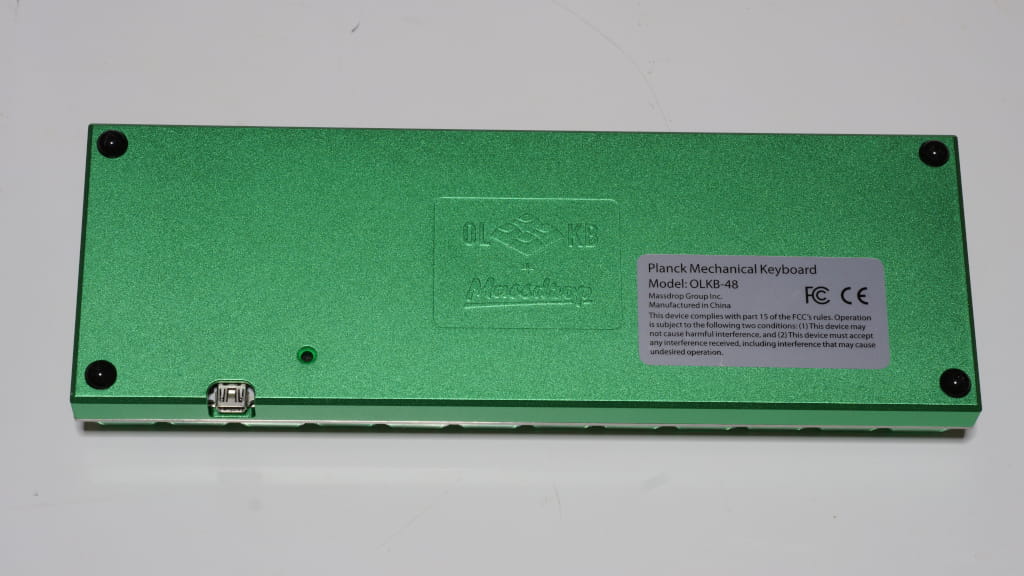 アルミケース背面