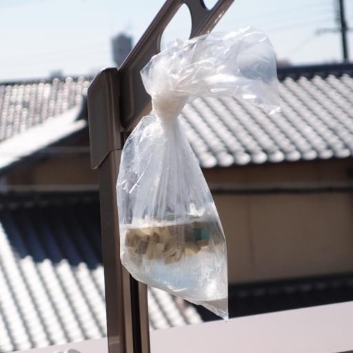 キーキャップを外し、オキシクリーンにつけて日光にさらした。